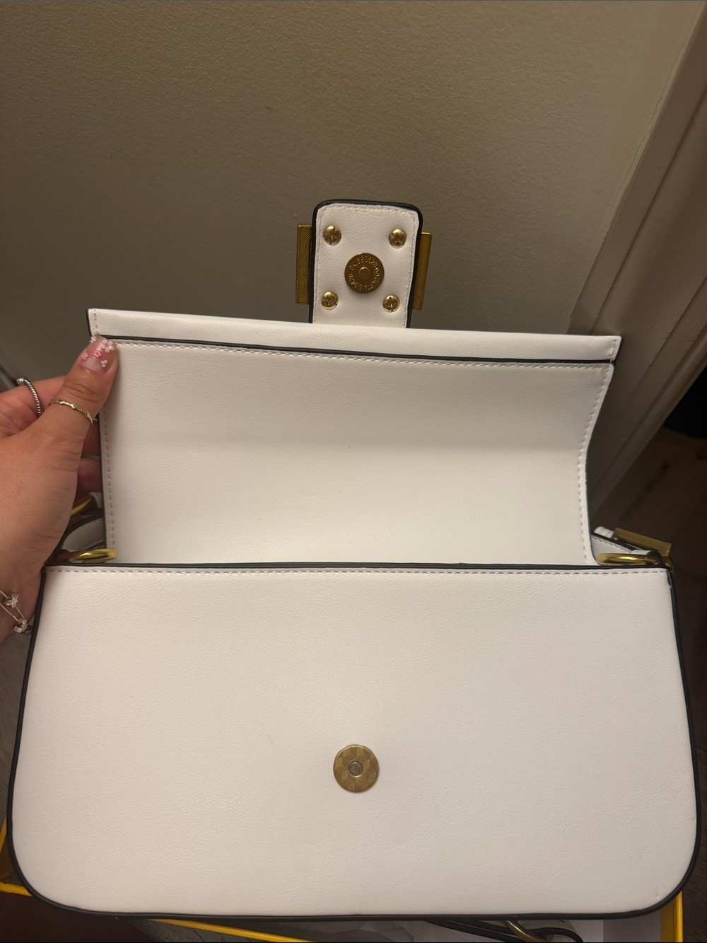 Fendi White Leather Shoulder Bag with Gold Hardware - Picture 4 of 15